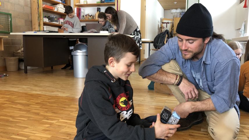 In Zweiergruppen lernen Schülerinnen und Schüler spielerisch den Umgang mit Robotern. Bei Unklarheiten helfen Workshopleiter Severin Niggli oder Lehrerin Chiara Cortesi.            Foto: Marie-Claire Jur