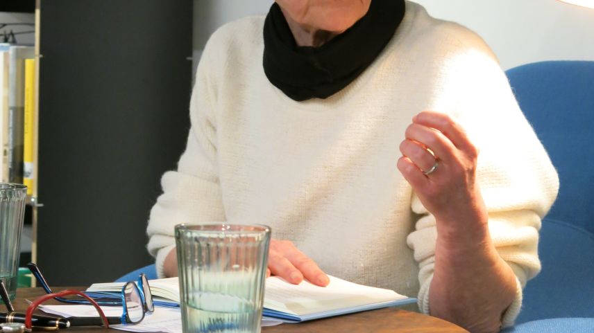 Angelika Overath erzählt gerne über die Entstehung ihrer Gedichte (Foto: Bettina Gugger).