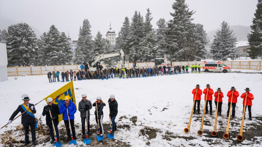 Spatenstich für die neue Klinik Gut in St.Moritz.     Foto: fotoswiss.com/Giancarlo Cattaneo