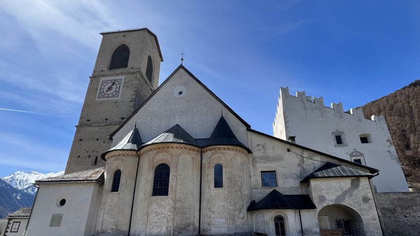 La baselgia da la Clostra San Jon a Müstair driva sias portas als prüms da mai, lündeschdi passà ha gnü lö la nettiada (fotografia: Martin Camichel/fmr).