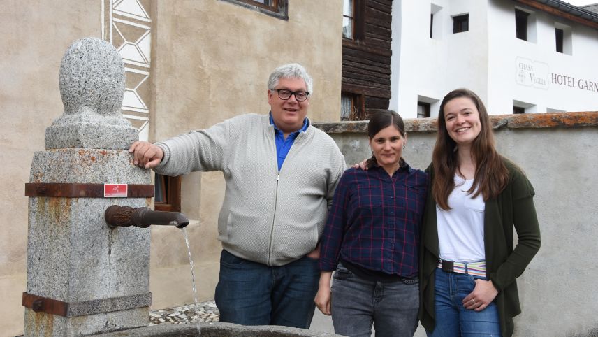 Hermann Thom, il president scadent da l’UdG, ha bivgnantà a Fadrina Hofmann ed a Gianna Duschletta illa nouva suprastanza (sülla fotografia manca Violanta Rominger). 		fotografia: Nicolo Bass