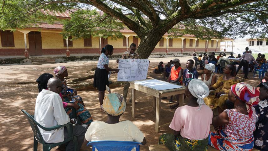 In lavuratoris vegnan preschantats e discus ils resultats da las retscherchas cun pauras e paurs da cacao a Ghana (fotografia: mad).