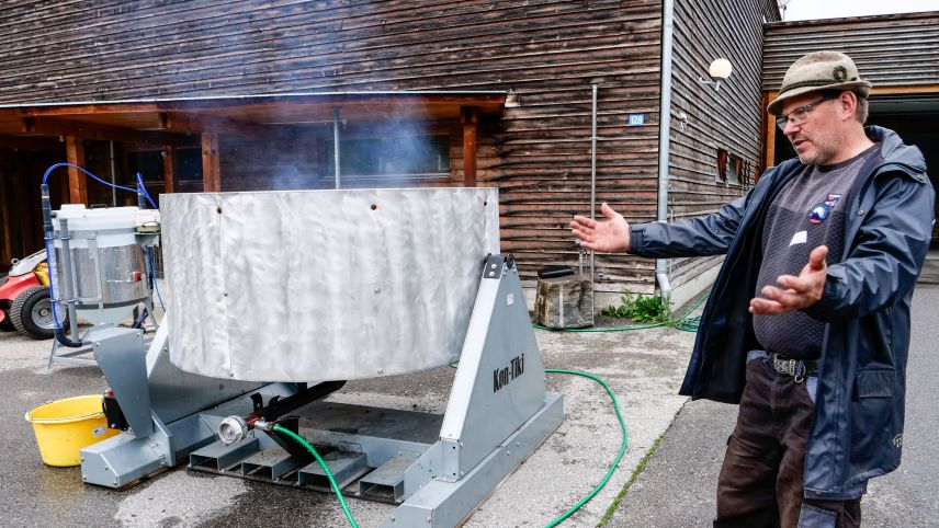 Johannes Rupp aus Grüsch präsentierte in Cazis die Herstellung von Pflanzenkohle. Foto: Jon Duschletta