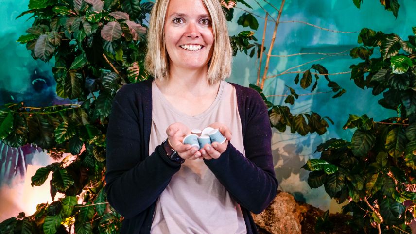 Sabina Cloesters, die Geschäftsführerin der Engadiner Kaffeerösterei Badilatti, zeigt stolz die neuen umweltschonenden Kaffeekapseln her. Foto: Jon Duschletta