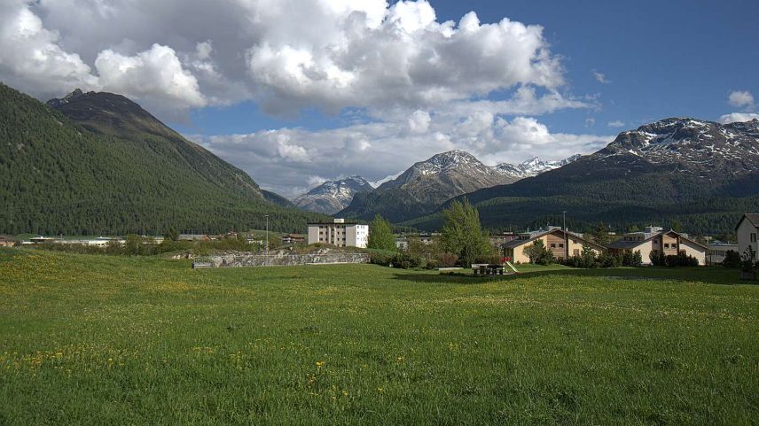 Diese Parzelle in Samedan gehört der Kirchgemeinde refurmo und könnte überbaut werden. Foto: Reto Stifel