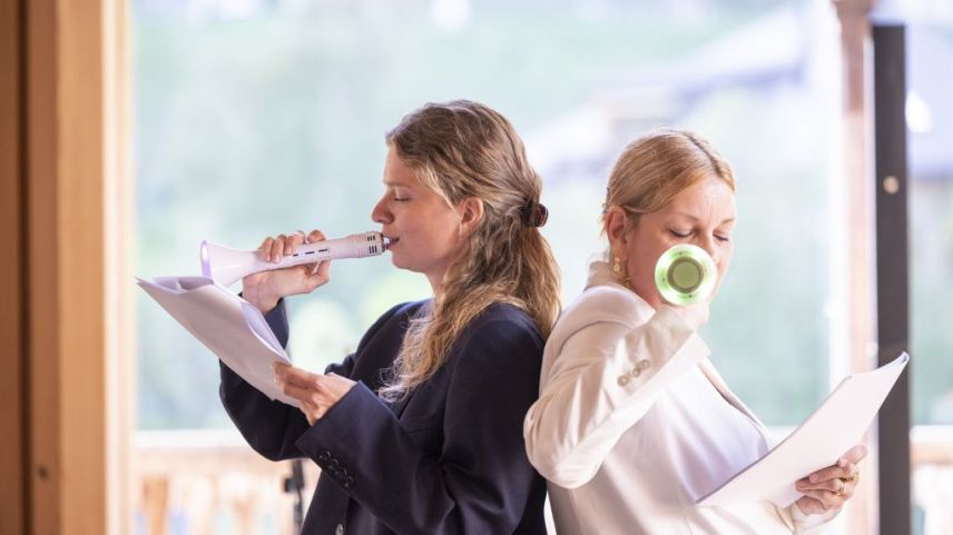 Abwechselnd lesen die Autorin Ariane Koch und Musikerin Nadja Zela aus dem Roman «Die Aufhängung» durch ein stimmenverzehrendes Mikrofon (Foto: Mayk Wendt).