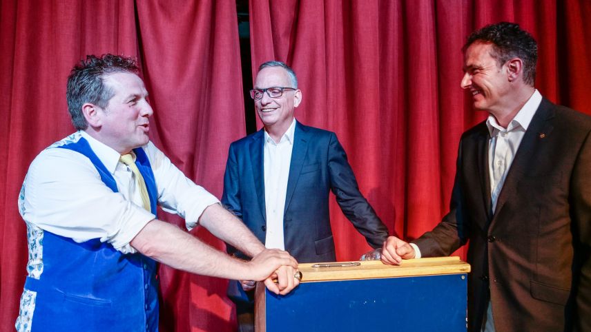 Christian Jott Jenny (links), Moderator Andri Franziscus und Martin Binkert (rechts) nach dem Podiumsgespräch in St. Moritz. Foto: Jon Duschletta