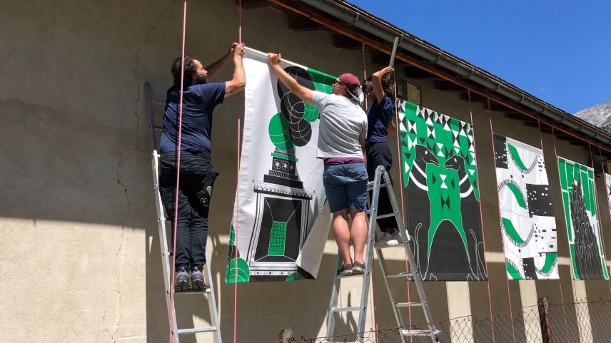 Schlussspurt für die Biennale Bregaglia 2022: In Vicosoprano wird das Werk von Jeanno Gaussi aufgehängt. Foto: Marie-Claire Jur