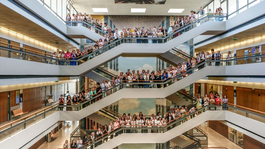 160 Präsidentinnen versammeln sich rund um Bundesrätin Sommaruga im Treppenhaus des Gymnaisums Neufeld in Bern. Foto: Jon Duschletta