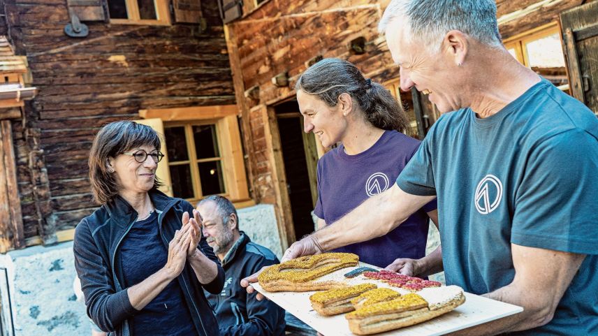 Begrüsst werden sie von Heidi Hanselmann, Präsidentin der Eidgenössischen Nationalparkkommission (unten). Foto: Denise Kley
				