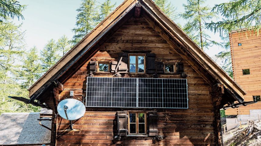 Die PV-Anlage versorgt die Hütte autark mit Strom. 