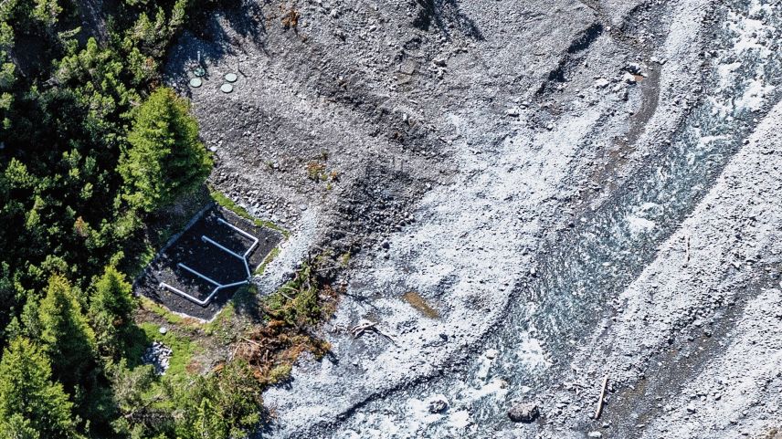 Eine ökologische und etwas ungewöhnliche Kläranlage wurde in Betrieb genommen: Via Wurmkompostierung und pflanzlicher Klärung wird das Abwasser auf natürliche Weise gereinigt. Foto: SNP/Hans Lozza