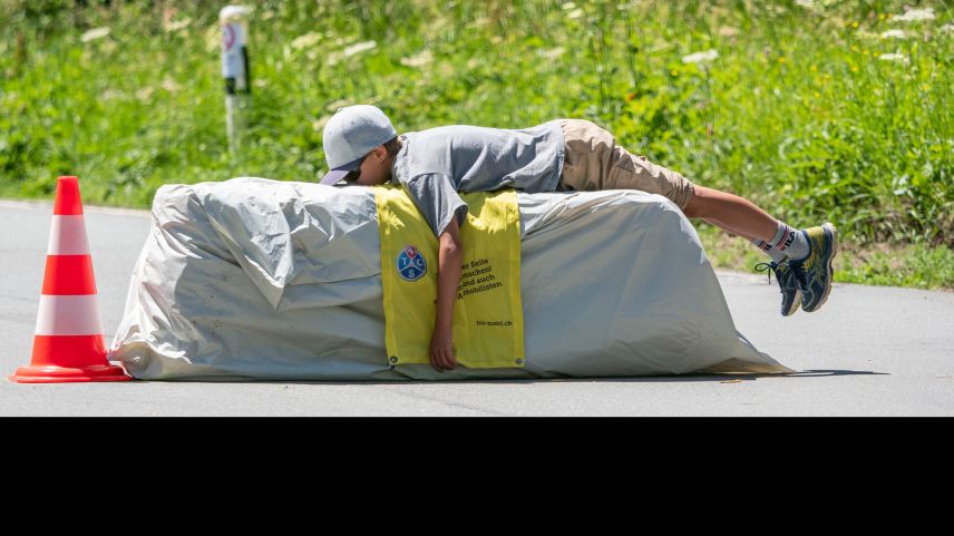 Der junge Voluntari muss sich von seiner anstrengend Arbeit etwas erholen.