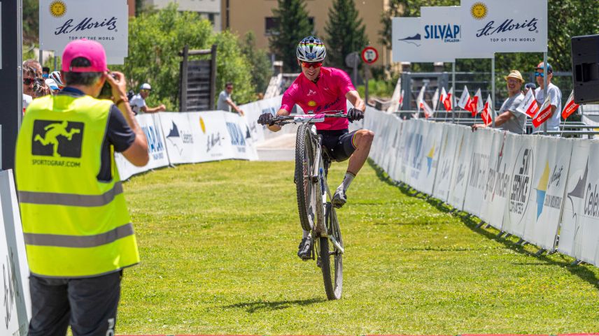 Gewinnt den Bike Giro souverän. Mountainbike-Marathon Weltmeister Andreas Seewald bei der Zielankunft. Foto: Daniel Zaugg