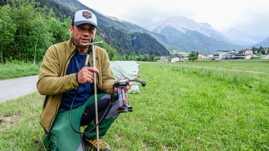 Klimabauer Isidor Sepp aus Müstair. Fotos: Jon Duschletta