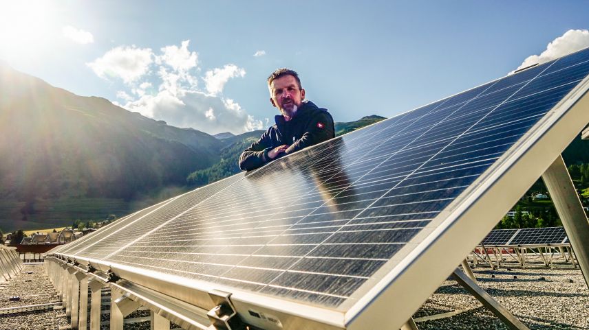 Marco Iten mitten in der PV-Anlage auf dem Dach der Porta Samedan, bei welcher er technischen Support leistete. Foto: Jon Duschletta