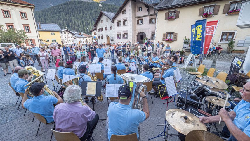 Il vicedirigent da la Società da musica Scuol Reto Mayer ha eir dirigi divers tocs (fotografia: Daniel Zaugg).