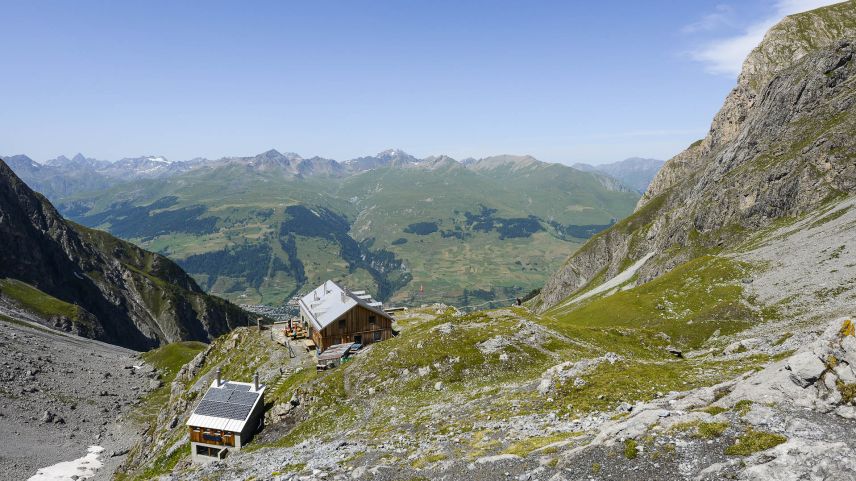 La Chamonna Lischana dal CAS as rechatta al pè dal Piz Lischana, giò’l fuond da la val as vezza il cumün da Scuol (fotografia: Jan Hocek Svycarsko).