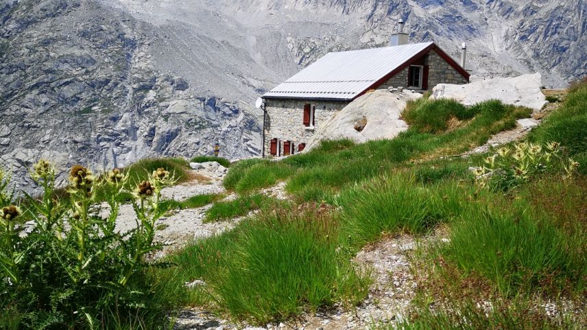 Auf der Forno-Hütte helfen gefüllte Reservetanks mit (im Bild ist der Deckel eines solchen zu erkennen), den Wasserbedarf zu decken. Foto: z. Vfg