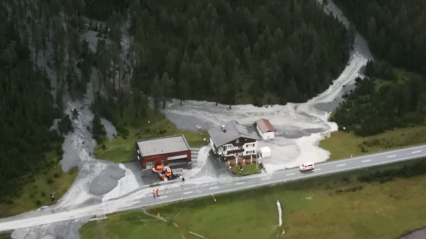 La via sül Pass dal Fuorn d’eira cuvernada cun üna vetta da material fin ün meter e mez. La via es statta serrada da lündeschdi saira fin in mardi mezdi (fotografia: mad).