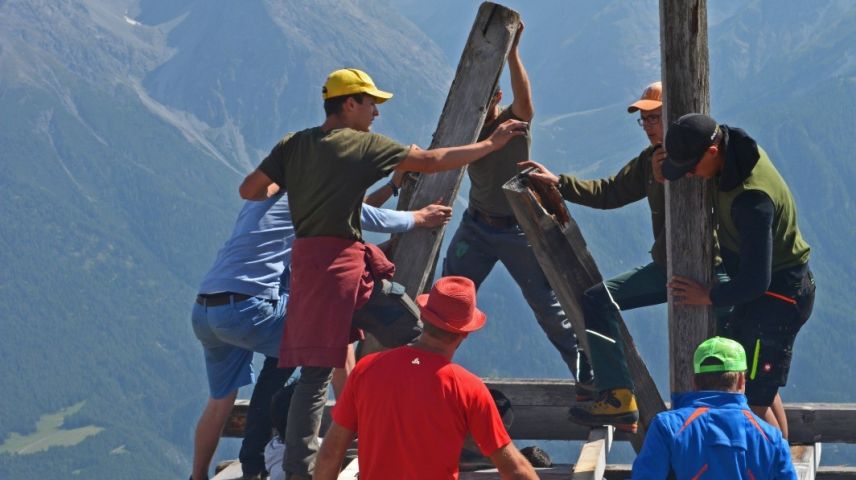 Daspö blers ons prepara la giuventüna da Ftan il fö dals prüms d’avuost sül Piz Clünas sur Ftan (fotografia: mad).