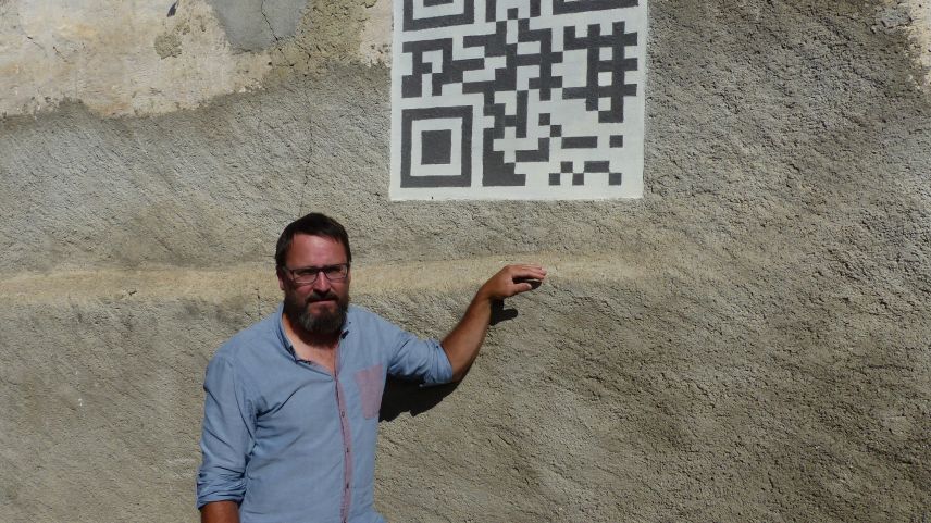 Curdin Tones davat sia chasa a Tschlin chi ha sü in fuorma da sgrafit ün QR-Code (fotografia: Flurin Andry).