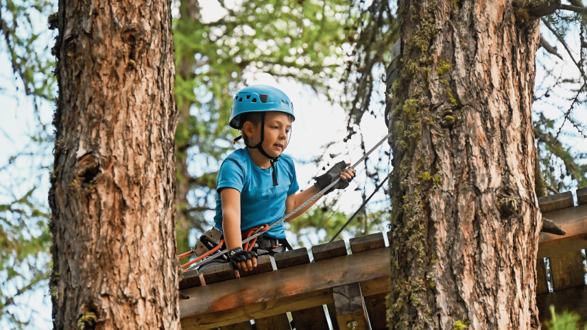 Der Seilpark in Pontresina und River Rafting in Scuol gehören wie jedes Jahr zu den beliebtesten Aktivitäten der Kinder im Junior Day Camp. Ein Highlight dieses Jahr war auch das Dekorieren von Cup Cakes. Foto: Yanik Naré
