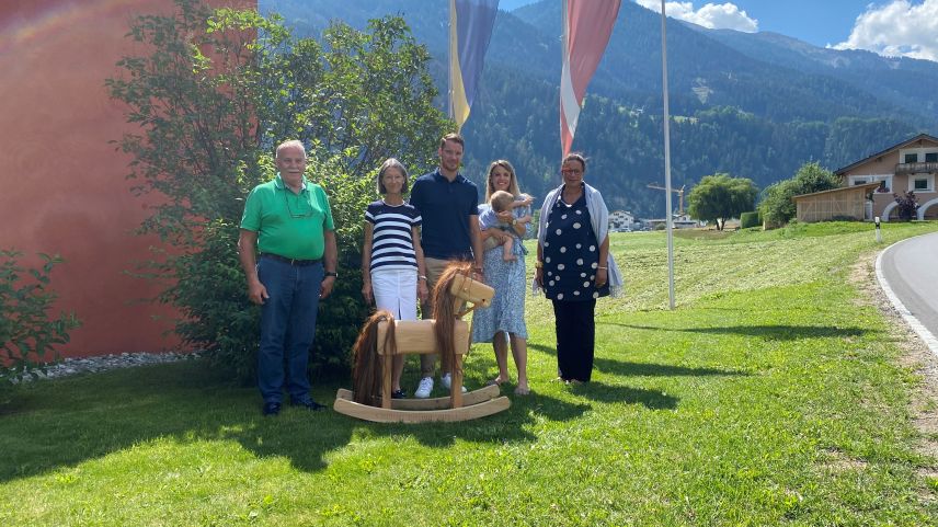 A Dario Cologna es gnü ingrazchà da la presidenta cumünala da la Val Müstair Gabriella Binkert Becchetti (a dretta) per seis merits a favur dal sport da passlung ed a favur da la Val Müstair (fotografia: Andri Netzer)