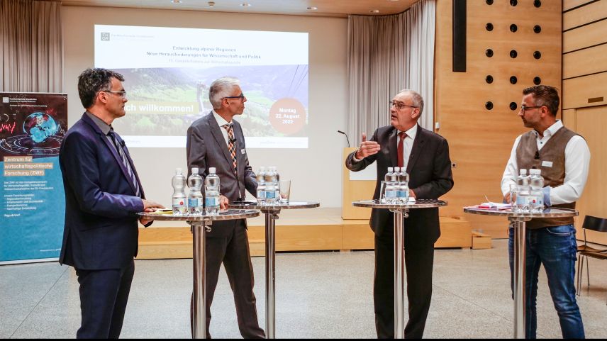 Das Podium zur Entwicklung alpiner Regionen (v.l.n.r.): Regierungspräsident Marcus Caduff, Moderator Peter Moser, Bundesrat Guy Parmelin und Unternehmer und Vizepräsident des Bündner Gewerbeverbands Jan Koch. Foto: Jon Duschletta