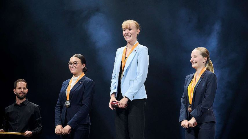 Die zweitplatzierte Naibi Giuliana Duttweiler (2. v. l.) bei der SwissSkills-Siegerehrung. Foto: SwissSkills