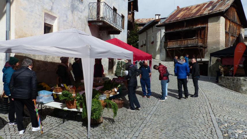 In sonda han ils preschaints al marchà da Tschlin gnü pro ora plütöst fraida, ma almain sütta, gronda schelta da tuottas sorts prodots (fotografia: Flurin Andry).