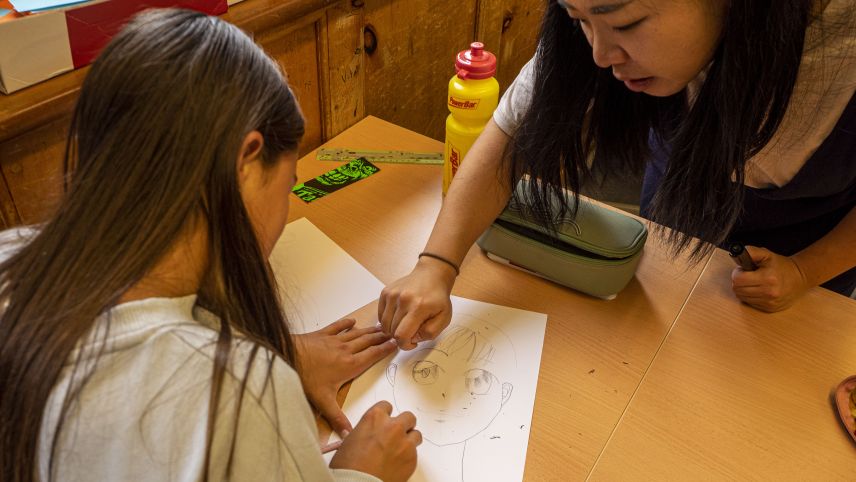 Die Schüler konnten während des Workshops unter Anleitung von Simone Meng Xie ihre eigene Mangafigur zeichnen. Einige von ihnen hatten schon in diesem Stil gezeichnet.				Fotos: Tiago Almeida