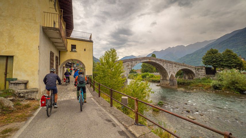 In Morbegno führt der Radweg über die historische Steinbrücke.    Foto: Daniel Zaugg