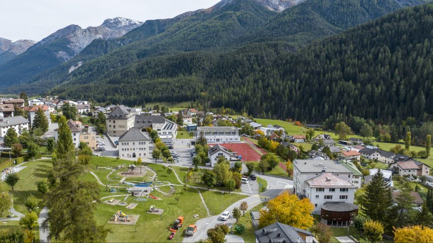 Il proget «detretschamaint» prevezza da concentrar tuot las gestiuns da scoula intuorn la plazza da scoula e da centralisar tuot las gestiuns cumünalas illa Chasa Du Parc (fotografia: Mayk Wendt).