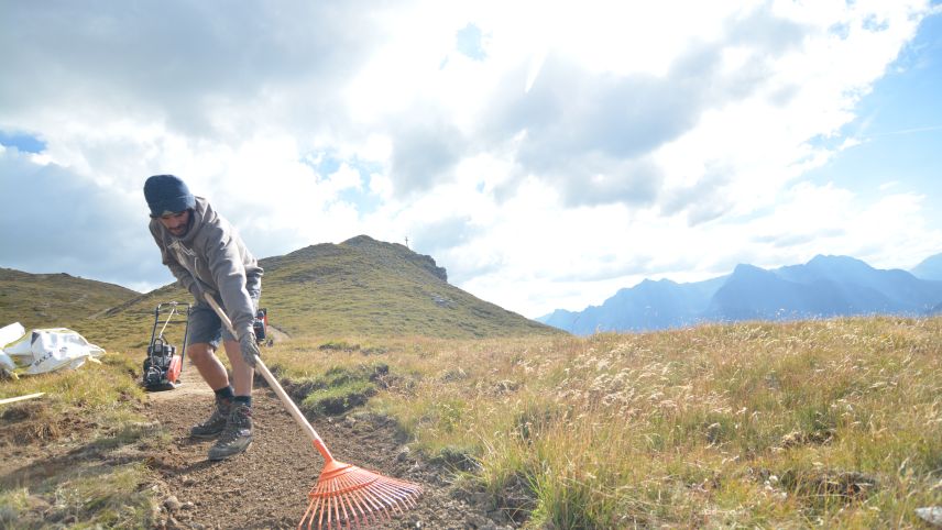 In den vergangenen Wochen wurde ein neuer Weg zum Muot da l’Hom gebaut. Der alte Weg wurde renaturiert (Foto: Xaver Frieser).