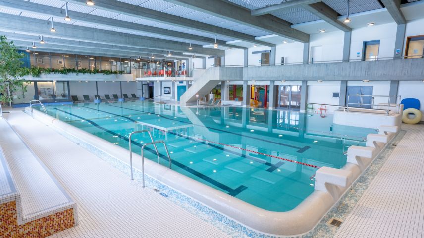 Das Erlebnisbad Bellavita versucht mit jeglichen Stromsparmassnahmen eine Schliessung zu vermeiden. Neu werden die Wasserbecken nur noch auf 27 Grad aufgeheizt.		Foto: z. Vfg