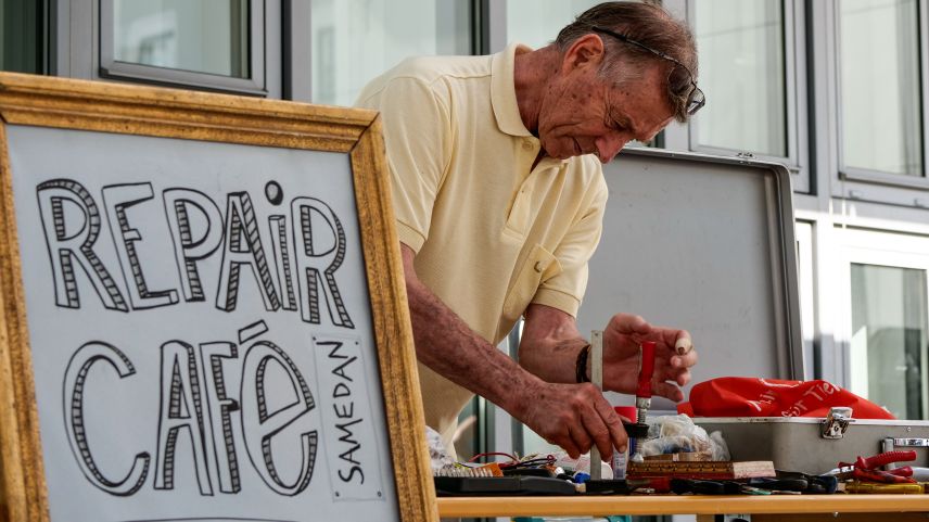 Hansjörg Hosch mit seinem Repair-Café während des ersten Word Ethic Forums in Pontresina. «Der Repair-Gedanke ist ein ganz wichtiger, der alles betrifft und langfristige Nachhaltigkeit garantiert.» 	Foto: Jon Duschletta