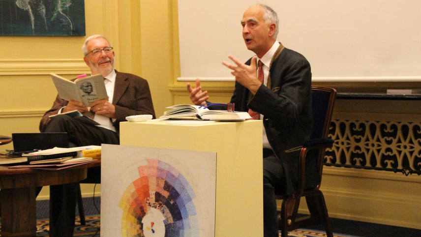 Marco Giacometti signiert an der Buchvernissage im Suvretta House seine Bücher. Zusammen mit Chasper Pult kommt er ins Gespräch über die abstrakte Kunst von Augusto Giacometti.				Fotos: Stefanie Wick Widmer