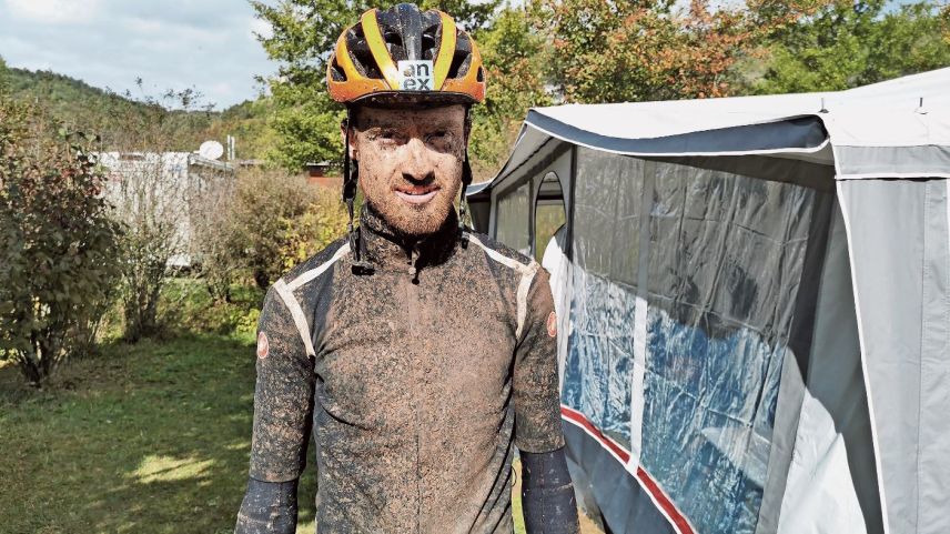 Fadri Barandun nach der Zielankunft beim UCI-Rennen im französischen Ornans. 	Foto: z. Vfg