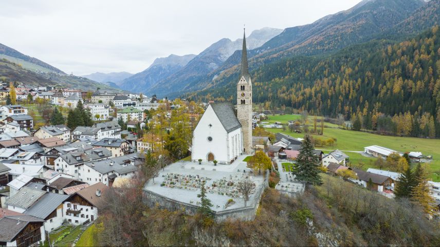 Bei Bestattungen und Trauerfeiern läuten die Kirchturmglocken von Scuol stets um 13.30 Uhr. Anschliessend geht es zur «Palorma», zum Laichenschmaus (Foto: Mayk Wendt).