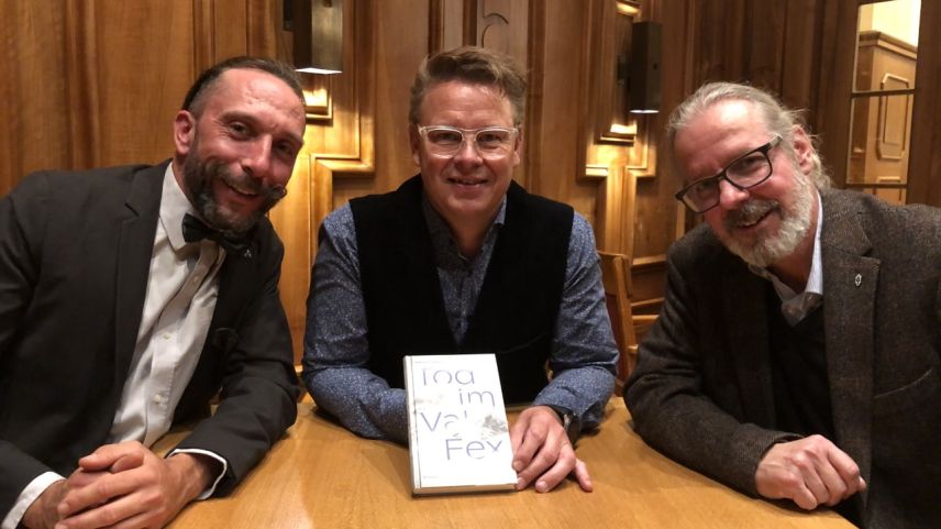 Der Autor Andrea Gutgsell (in der Bildmitte), flankiert von seinem Lektor Thomas Gierl (rechts), und Schauspieler Lorenzo Polin anlässlich der Buchvernissage im Silser Hotel Waldhaus.                Foto: Marie-Claire Jur