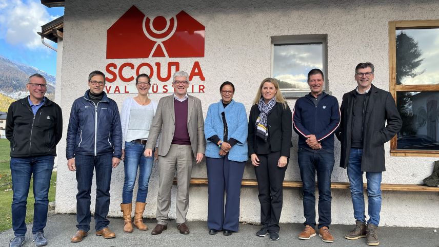 Visita illa scoula da la Val Müstair (da schnestra): Aldo Rodigari, David Spinnler, Aita Stupan, cusglier guvernativ Jon Domenic Parolini, Gabriella Binkert, Chantal Marti-Müller, Thomas Brülisauer, Curdin Lansel (fotografia: mad).