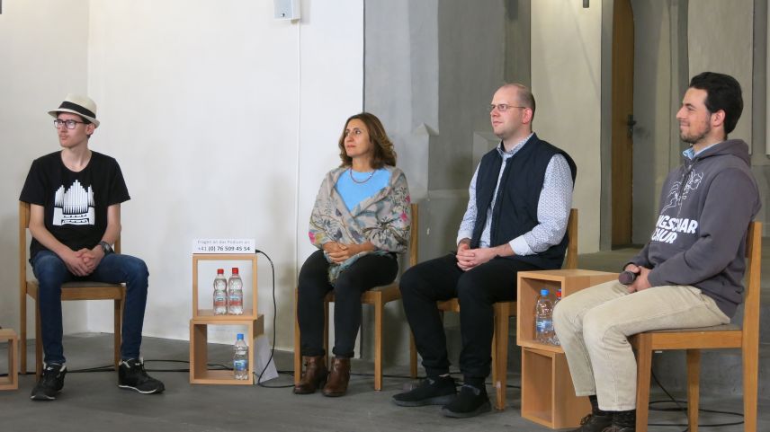 Diskutierten in der Regulakirche: Marcel Stecher, Hanim Kurt, Matteo Tuena und Nathanel Hotz (von links). Foto: Bettina Gugger