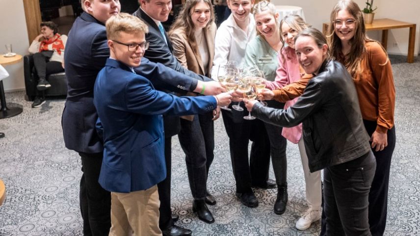 Die Maturandinnen und Maturanden des Hochalpinen Instituts Ftan stossen auf ihre Maturaarbeiten an. 		Fotos: Mayk Wendt