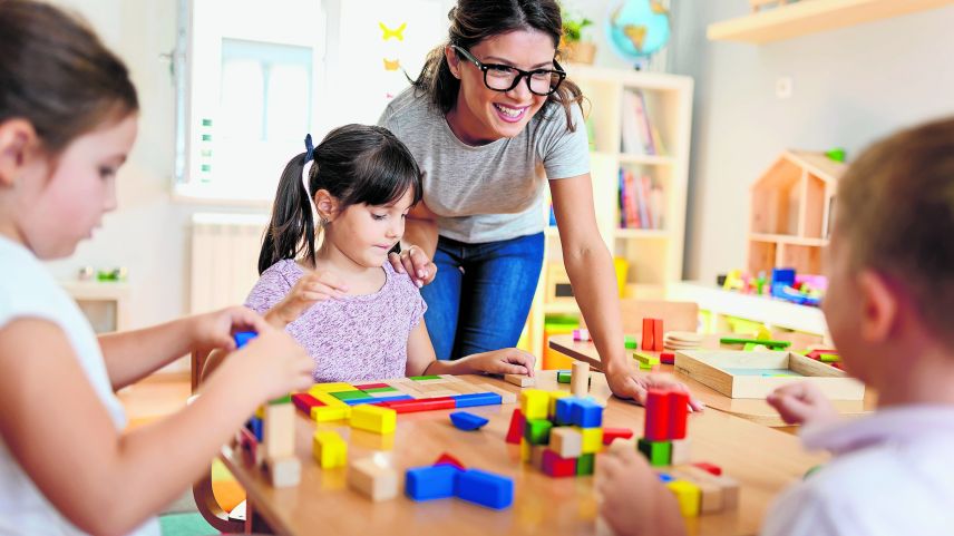 Im Gegensatz zu Primarlehrpersonen haben Kindergartenlehrpersonen keine Pausen; ihre Arbeit wird auch nicht in Lektionen, sondern in Stunden abgerechnet. Foto: Shutterstock/Lordn