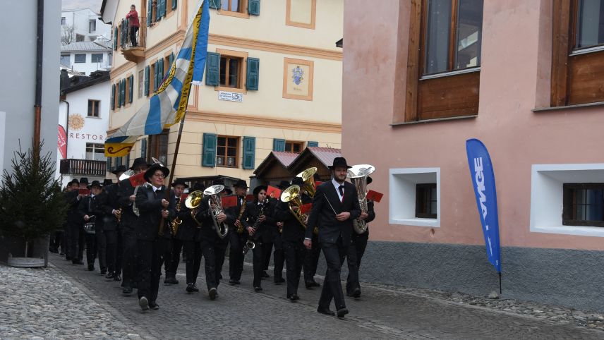 La festa tradiziunala da Cuvits a Sent cun musica, cun s-chavazzar il pop da naiv e cul pled dal capo cumünal es gnüda adattada per tuot il cumün da Scuol (fotografia: Nicolo Bass).