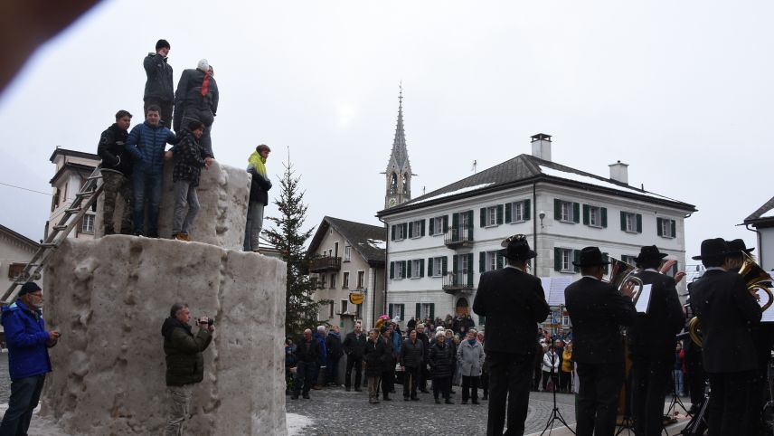 La festa tradiziunala da Cuvits a Sent cun musica, cun s-chavazzar il pop da naiv e cul pled dal capo cumünal es gnüda adattada per tuot il cumün da Scuol (fotografia: Nicolo Bass).