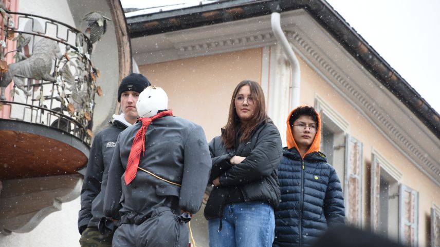 La festa tradiziunala da Cuvits a Sent cun musica, cun s-chavazzar il pop da naiv e cul pled dal capo cumünal es gnüda adattada per tuot il cumün da Scuol (fotografia: Nicolo Bass).