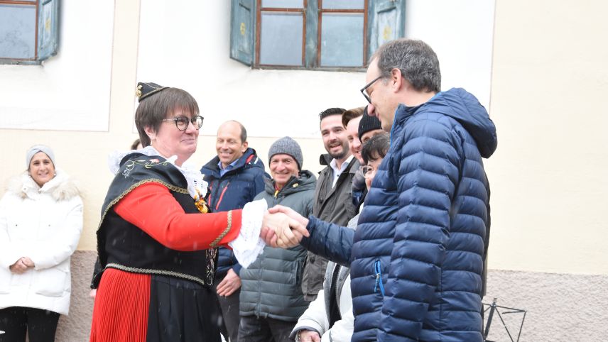 La festa tradiziunala da Cuvits a Sent cun musica, cun s-chavazzar il pop da naiv e cul pled dal capo cumünal es gnüda adattada per tuot il cumün da Scuol (fotografia: Nicolo Bass).