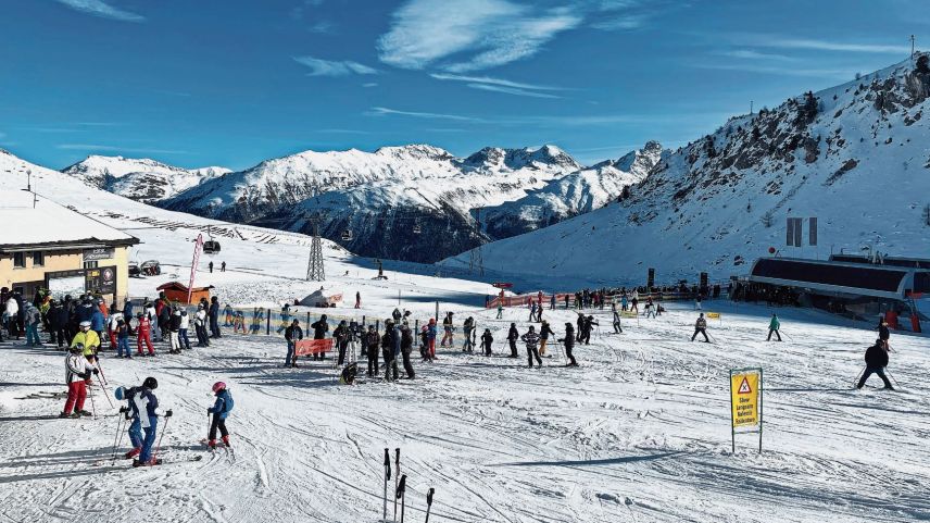 Schönes Wetter und in der Höhe gute Schneeverhältnisse sorgten für gute Zahlen in den Engadiner Skigebieten (auf dem Bild auf Marguns). Deutlich teurer geworden für die Betriebe ist hingegen der Strom. 					Foto: Reto Stifel 